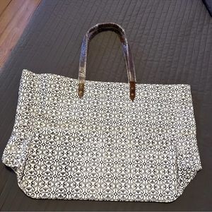 New. JOHN ROBSHAW TEXTILES DUFFEL TOTE BAG LUGGAGE MODERN. 24x16 navy and cream.